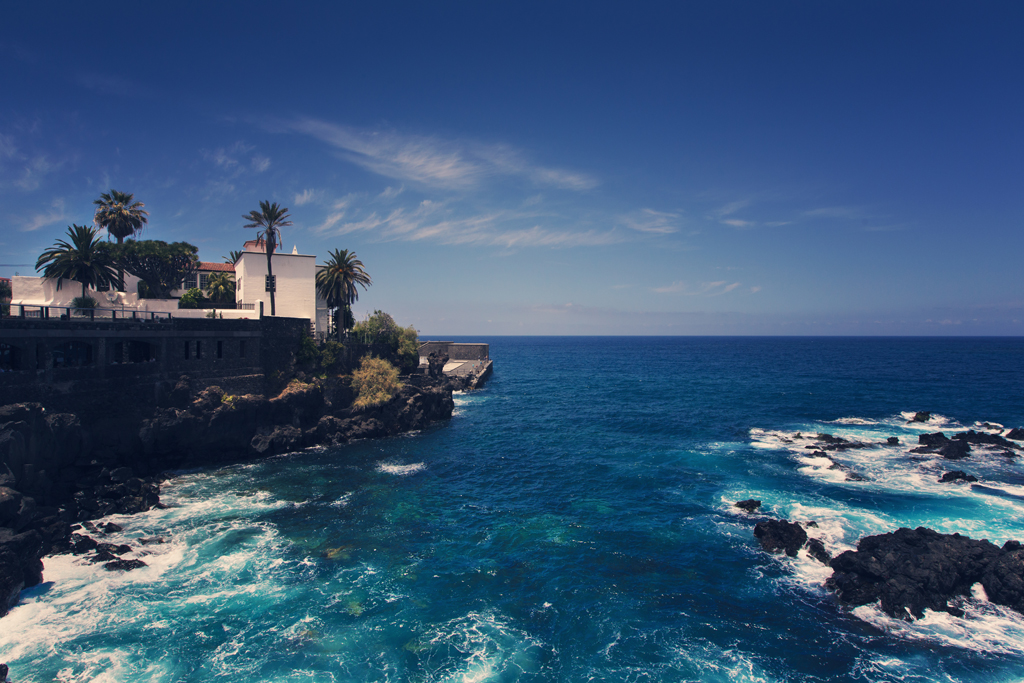 Côte rocheuse et eaux de la mer Atlantique à Puerto de la Cruz, Tenerife.