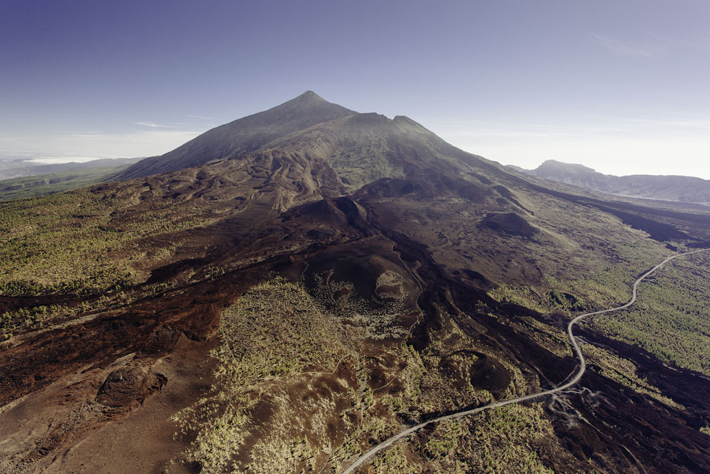 Vue aérienne du mont Teide à Tenerife avec un paysage volcanique et une route.