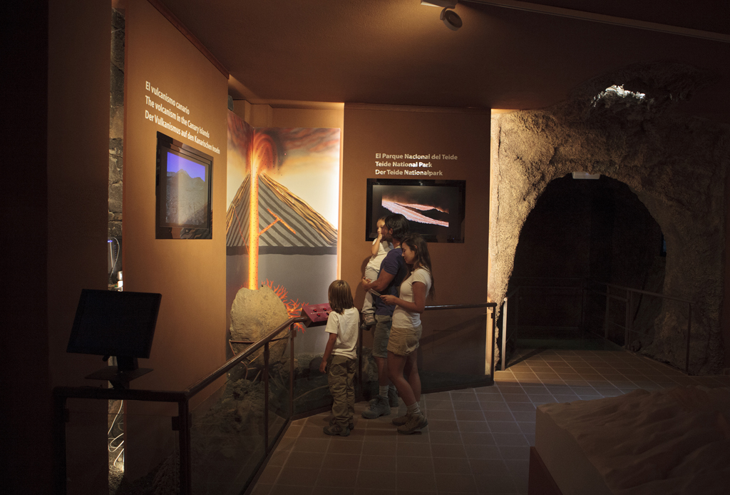 Famille observe une exposition sur le volcanisme dans le parc national du Teide, à Tenerife.