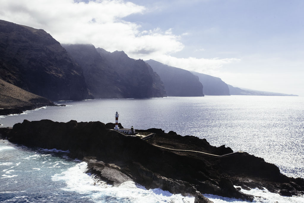 Phare de Punta de Teno à Tenerife, à côté des falaises et de l’océan Atlantique.