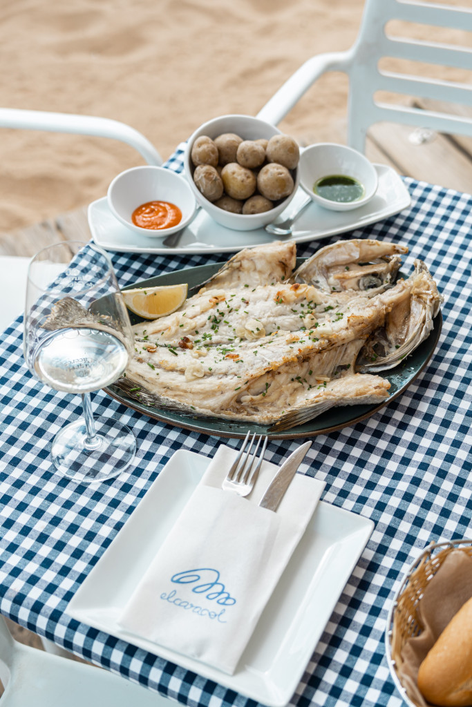 Poisson grillé avec pommes de terre ridées et mofongo à Tenerife.