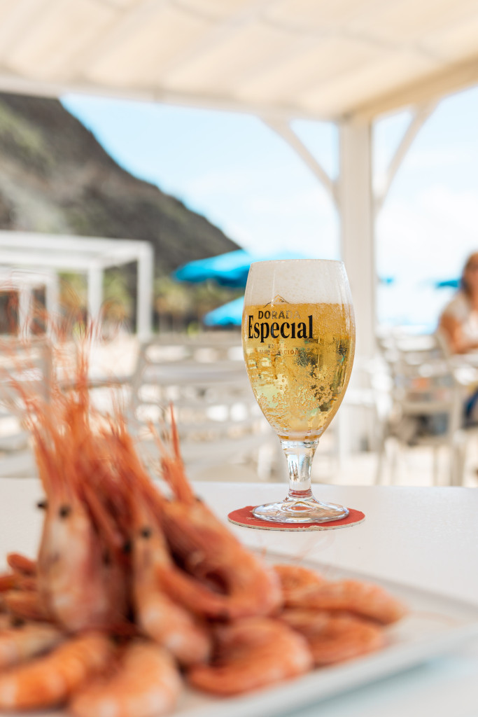 Verre de Special Golden Beer avec crevettes sur la terrasse à Tenerife.