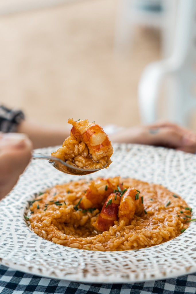 Risotto aux fruits de mer sur une assiette décorée, servi au bord de la mer à Tenerife.
