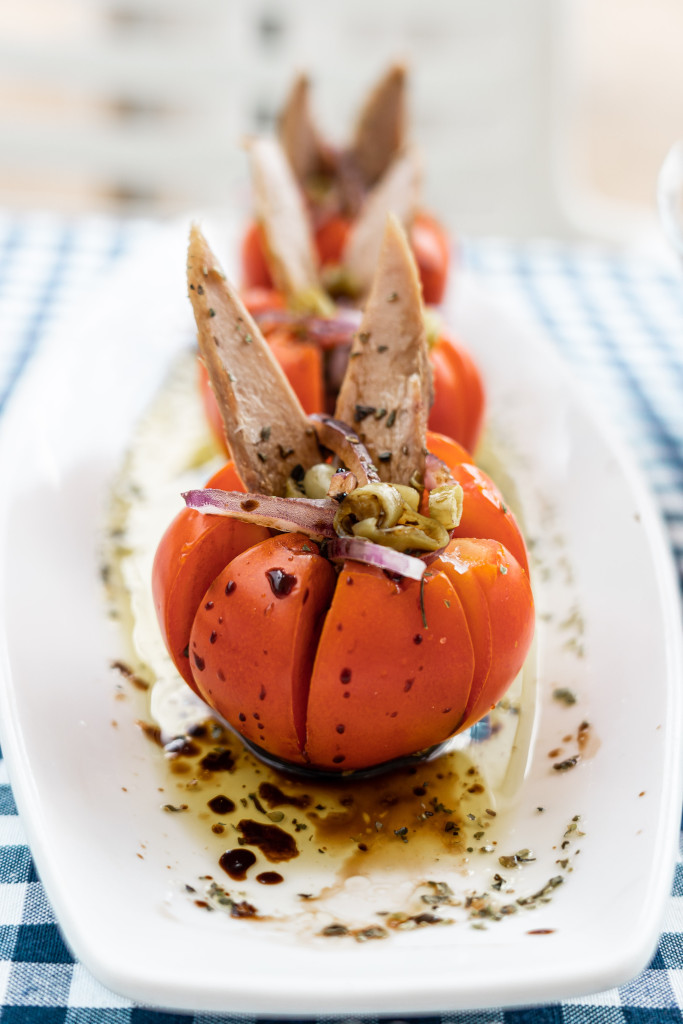 Des tomates farcies au thon et à l’oignon sur une assiette blanche sur une table à Tenerife.