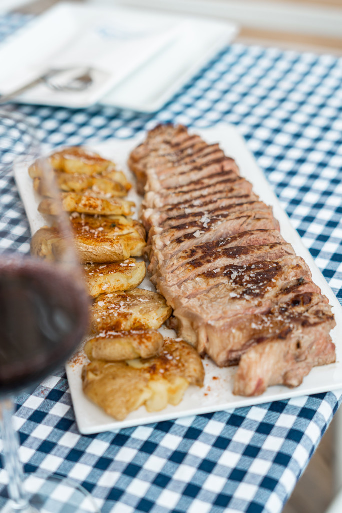 Viande grillée avec pommes de terre sur une assiette sur une nappe à carreaux à Tenerife.
