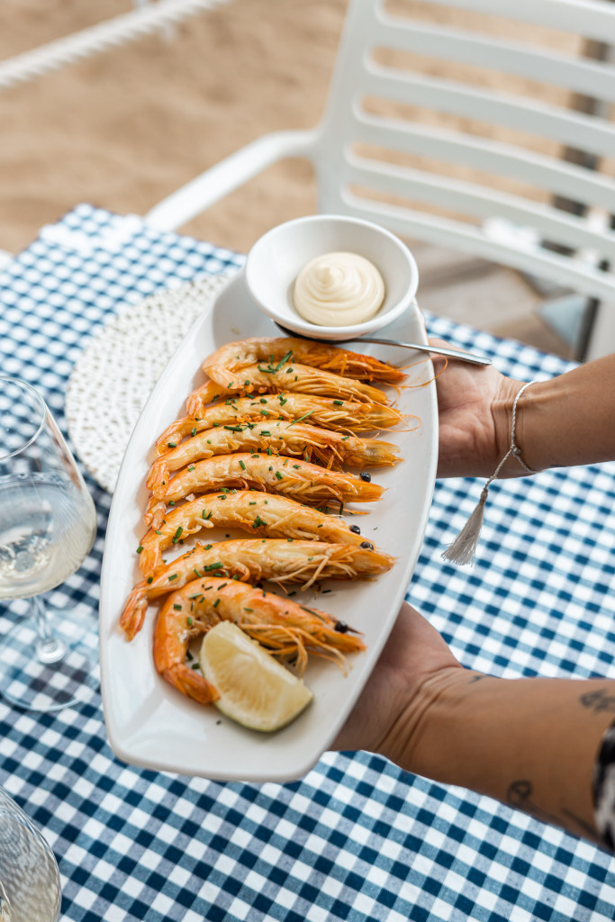 Des crevettes au citron et à la sauce sur une assiette sur la table à Tenerife.