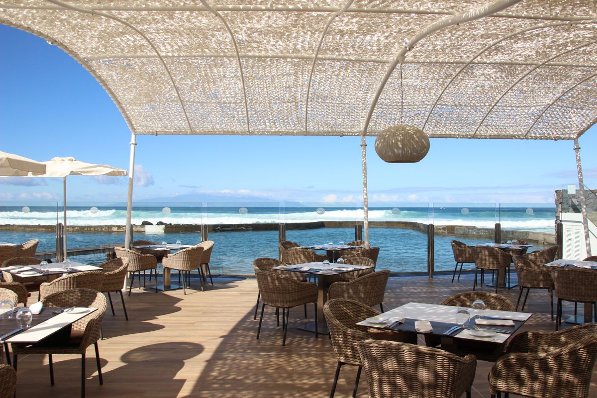 Terrasse de restaurant avec vue sur la mer à Tenerife.