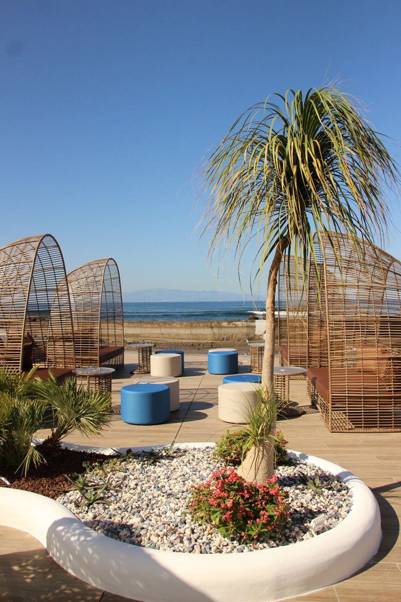 Terrasse extérieure avec fauteuils et vue sur l’océan à Tenerife.