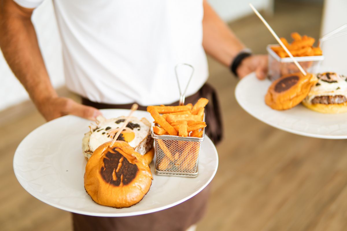 Des assiettes de burgers et de frites servies à Tenerife.