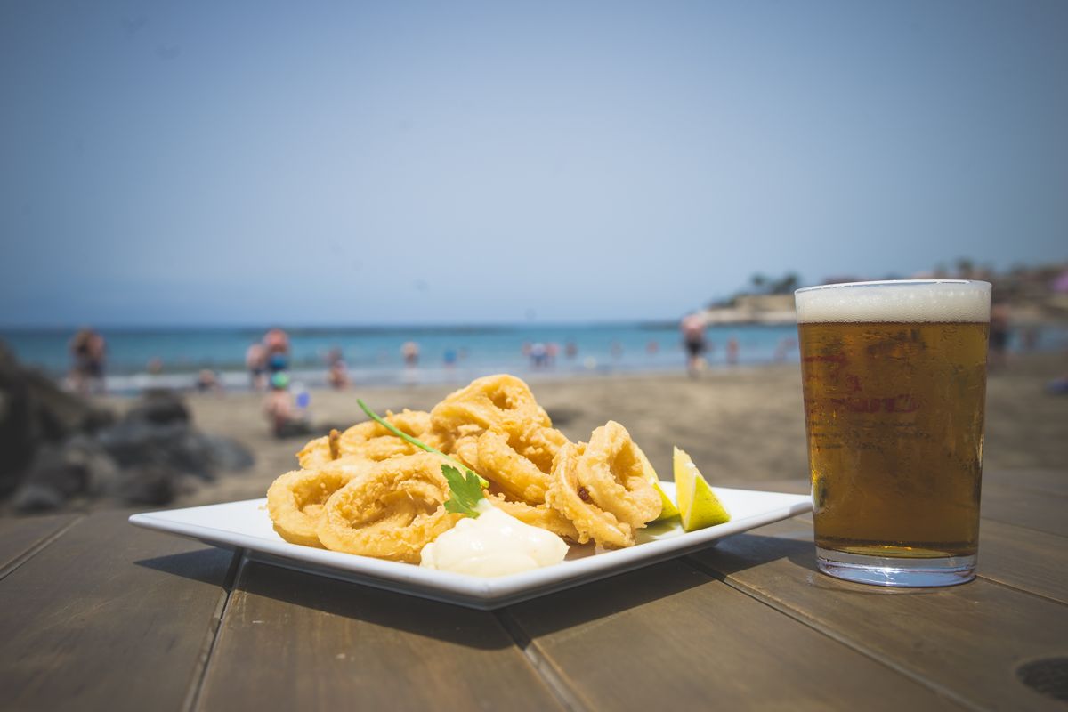 Calmars frits au citron et à la bière sur la plage d’Adeje, Tenerife.