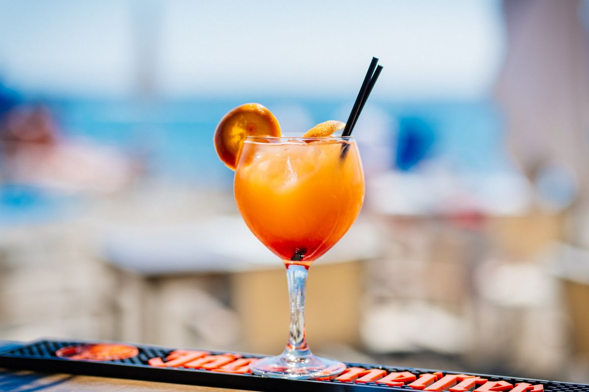 Cocktail avec une tranche d’orange et deux pailles noires dans un bar à Tenerife.
