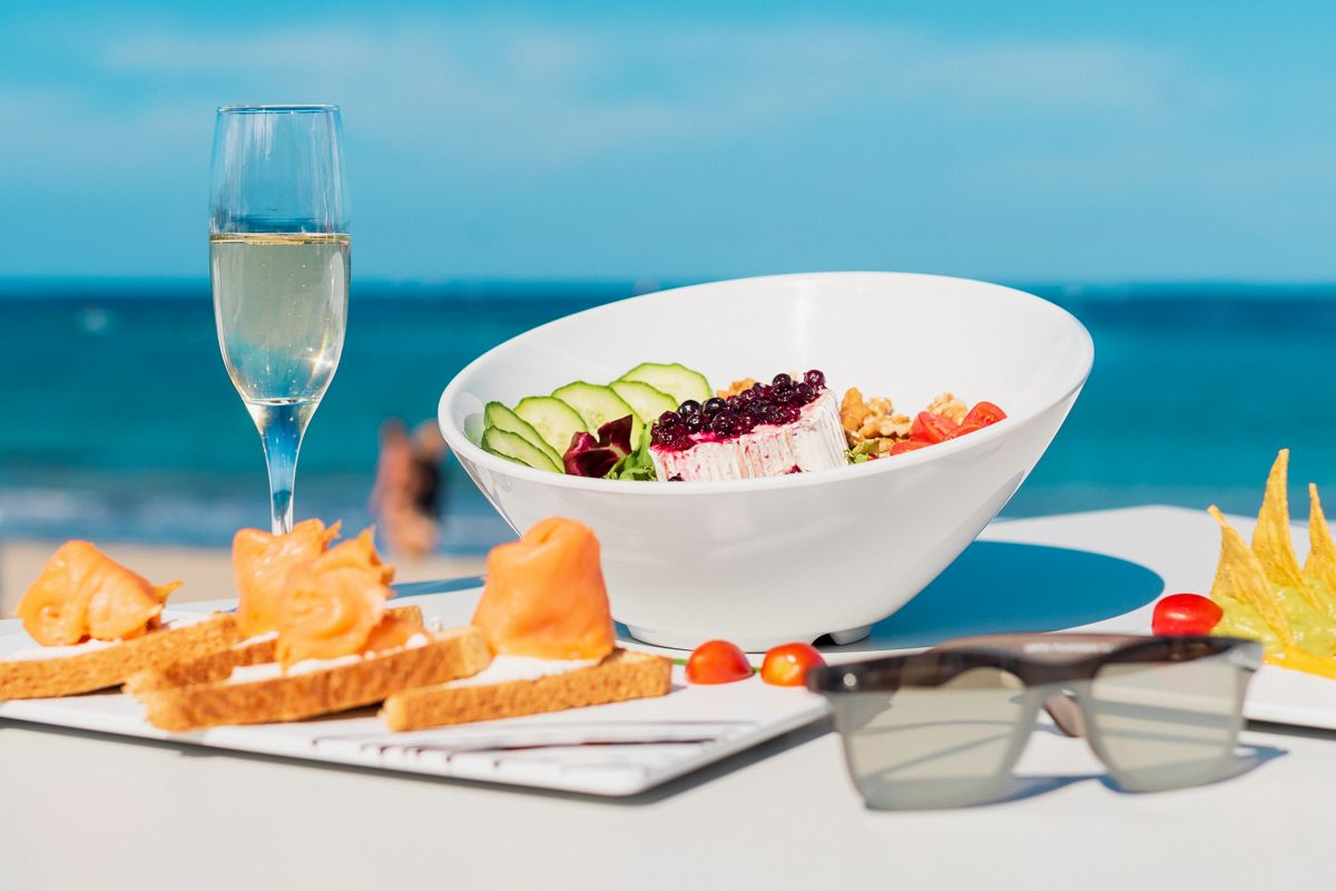 Salade et sandwiches au bord de la mer à Tenerife.