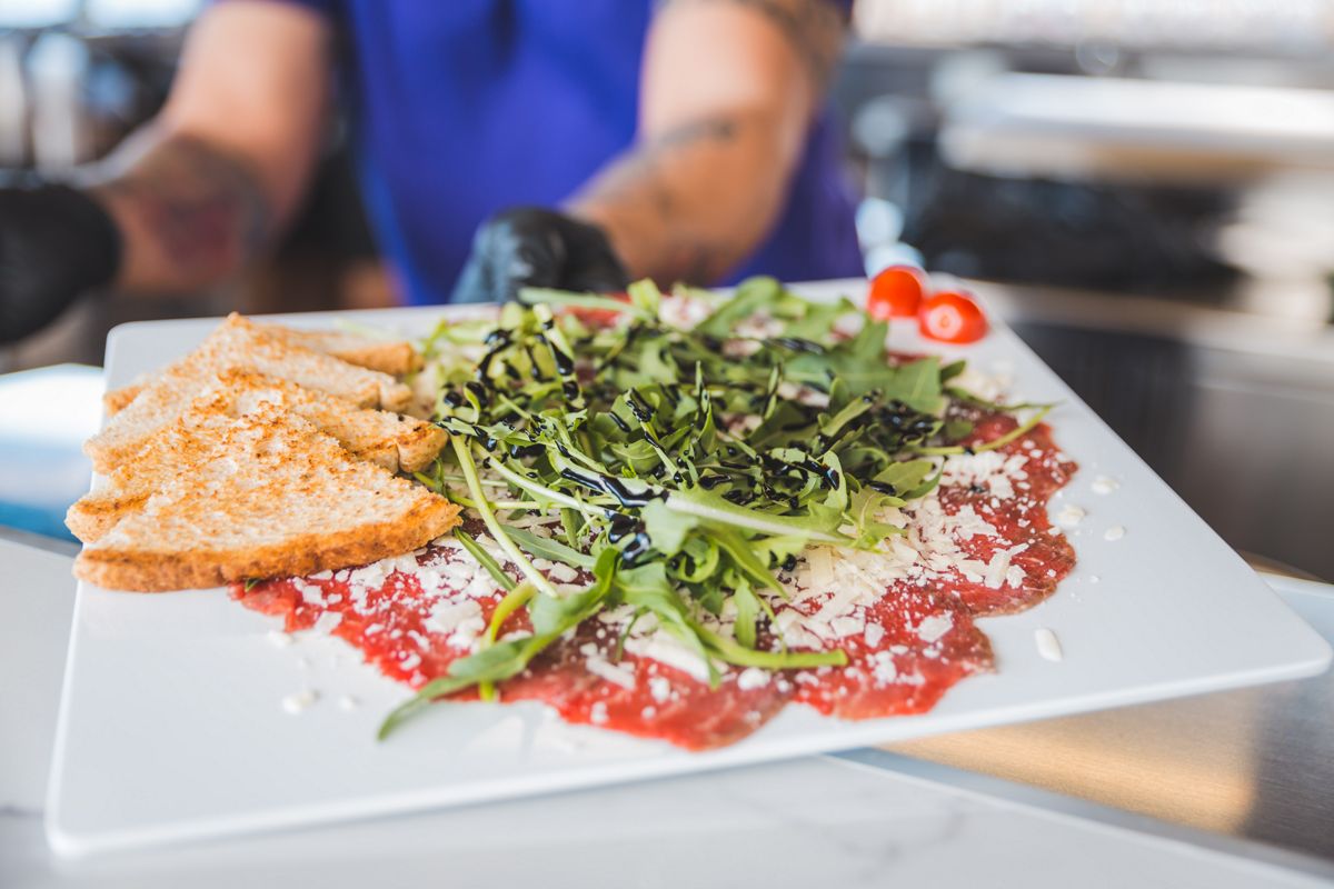 Carpaccio de bœuf avec roquette et pain grillé dans un restaurant à Tenerife.