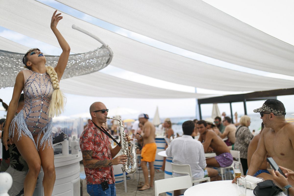 Danseur et musicien jouant du saxophone lors d’un événement en plein air sur la plage de Tenerife.
