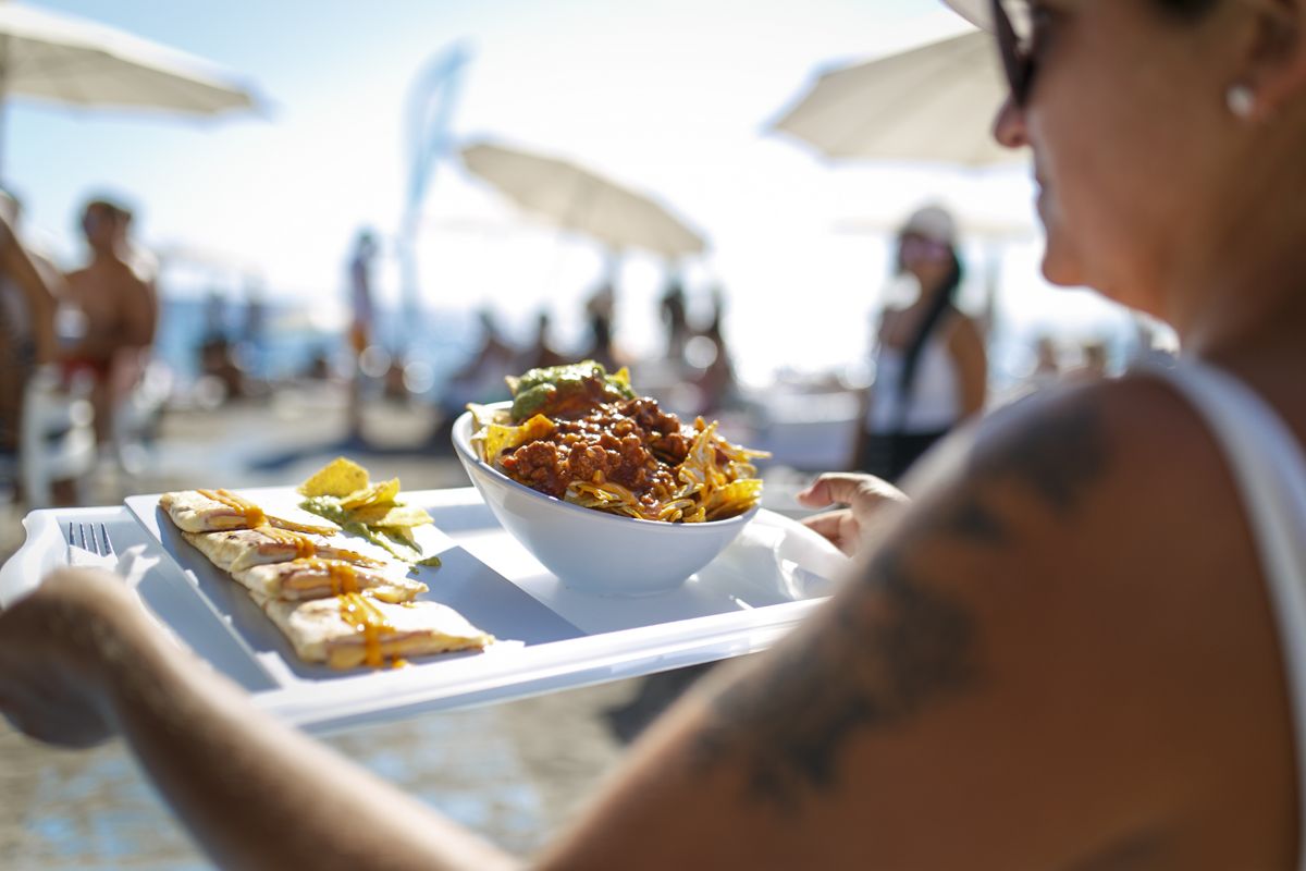 Plat aux nachos et quesadillas servi sur la plage de Tenerife.