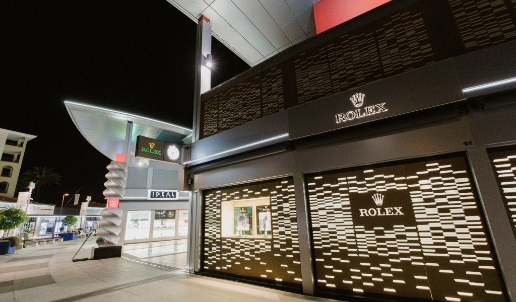 Magasin Rolex illuminé la nuit dans un centre commercial à Tenerife.