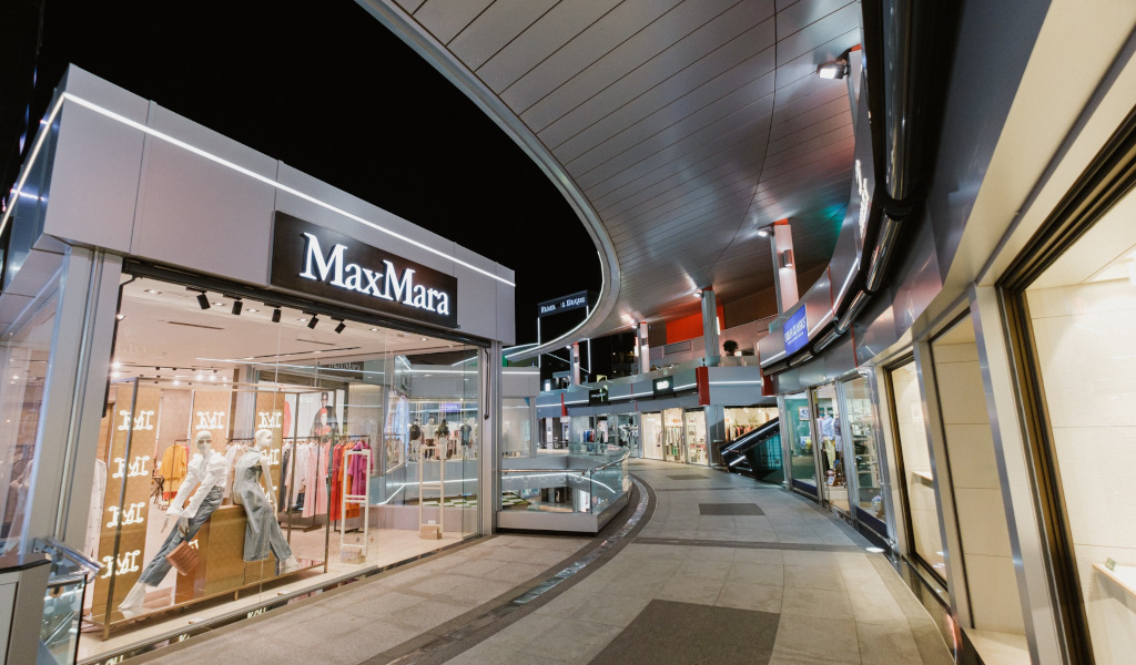 Magasin MaxMara dans un centre commercial à Tenerife la nuit.