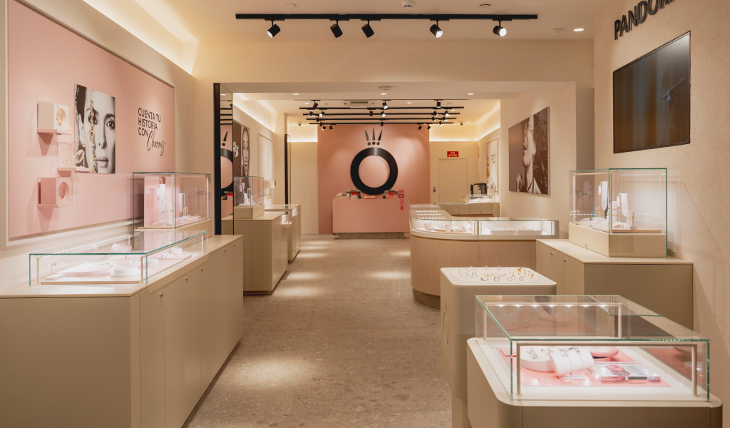 Bijouterie avec vitrines exposant bracelets et colliers à Tenerife.