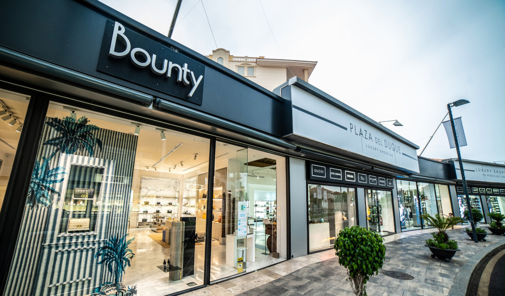 Façade de boutique sur la Plaza del Duque, Tenerife, avec des panneaux Bounty.