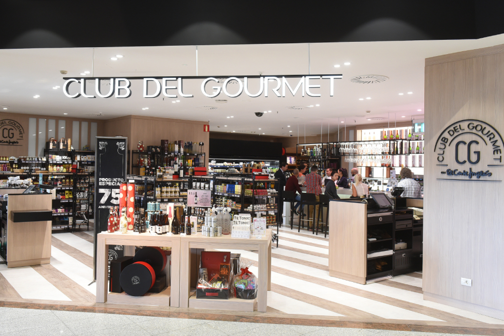 El Corte Inglés Gourmet Club à Tenerife avec des produits et des clients en magasin.