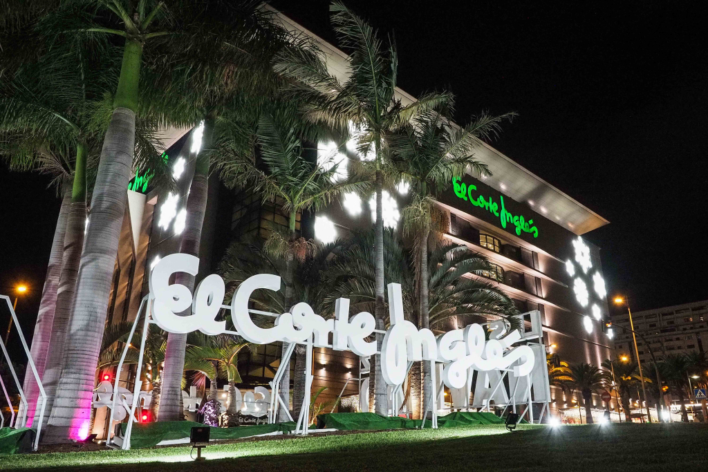 Le bâtiment El Corte Inglés illuminé la nuit à Tenerife.