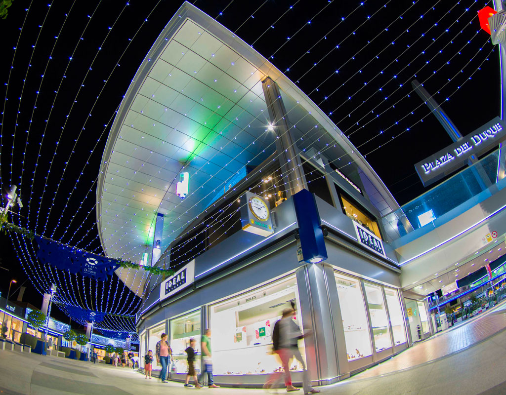 Le centre commercial Plaza del Duque à Tenerife éclairé la nuit.