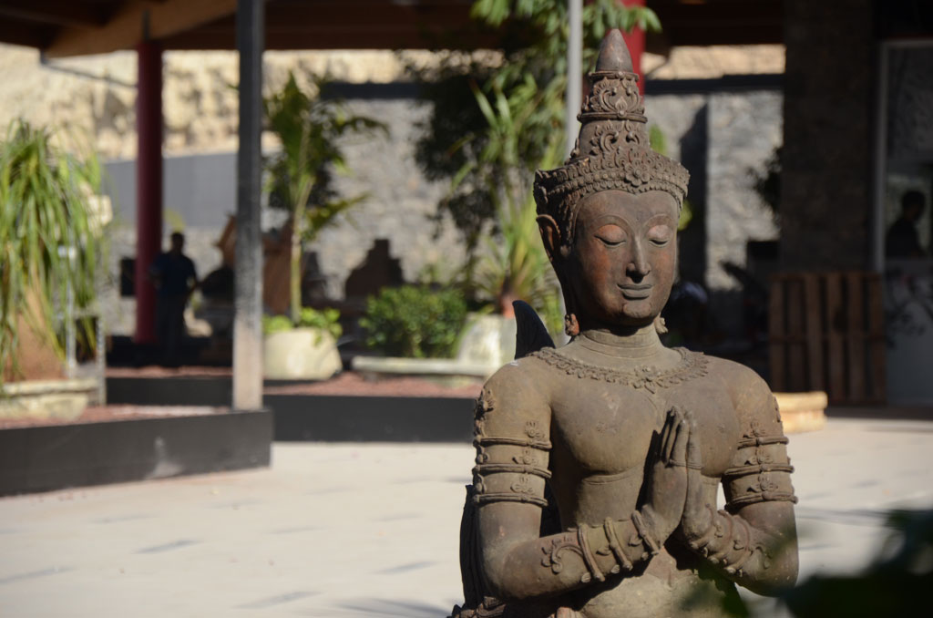 Statue de Bouddha les mains croisées dans un jardin du parc Siam, à Tenerife.