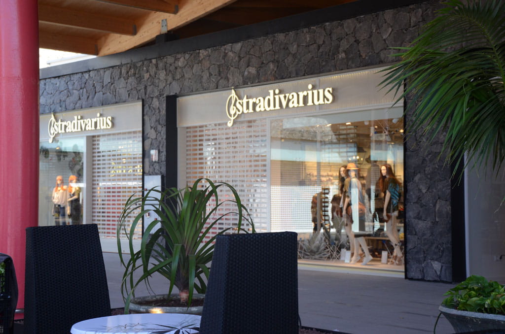 Magasin Stradivarius avec des mannequins dans une vitrine à Tenerife.