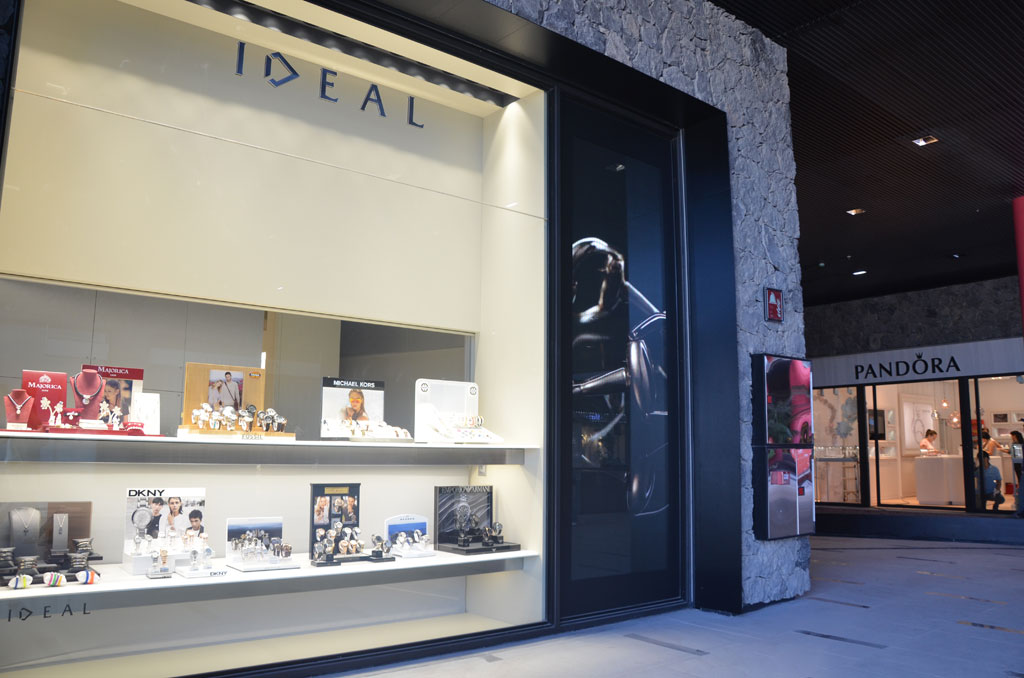 Boutique de bijoux IDÉAL à Tenerife, avec exposition de montres et de colliers.