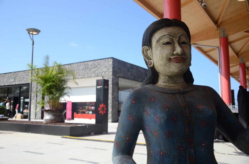 Sculpture dans le centre commercial Siam Mall à Tenerife. Le magasin Havaianas est en arrière-plan.
