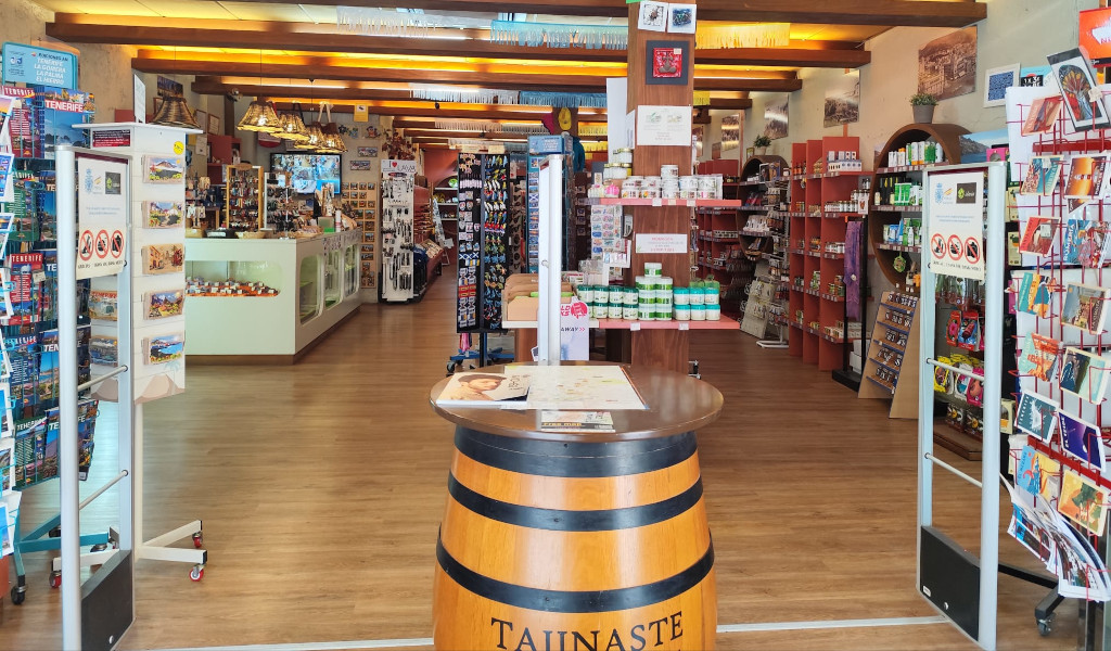 Boutique de souvenirs et produits touristiques à Tenerife avec exposition de brochures.