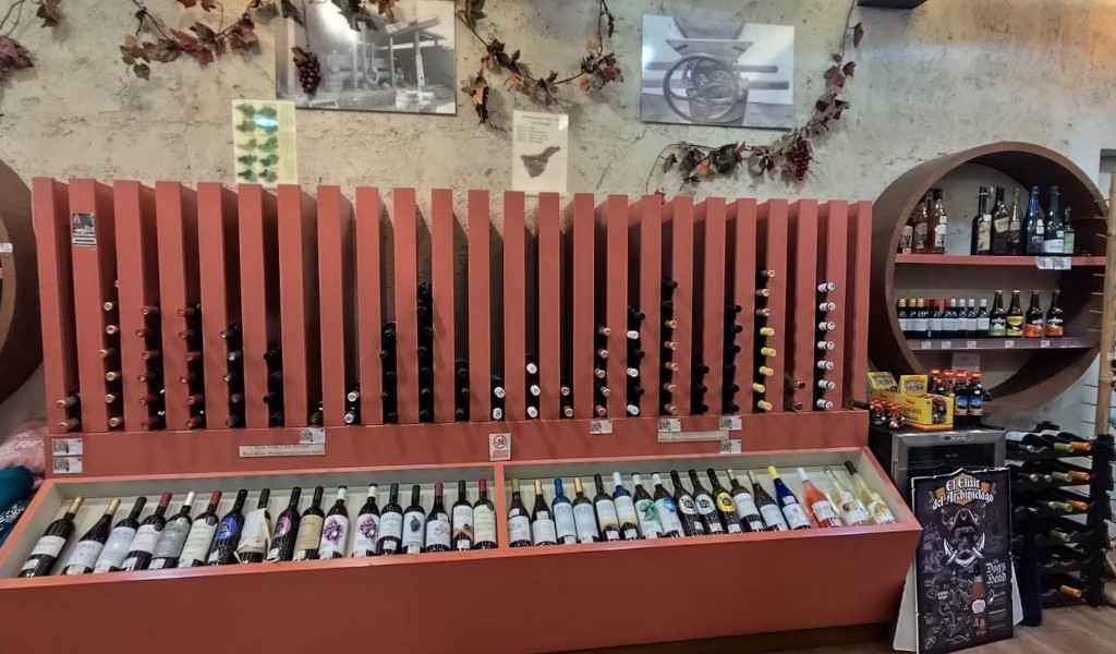 Des bouteilles de vin exposées dans une boutique à Tenerife.