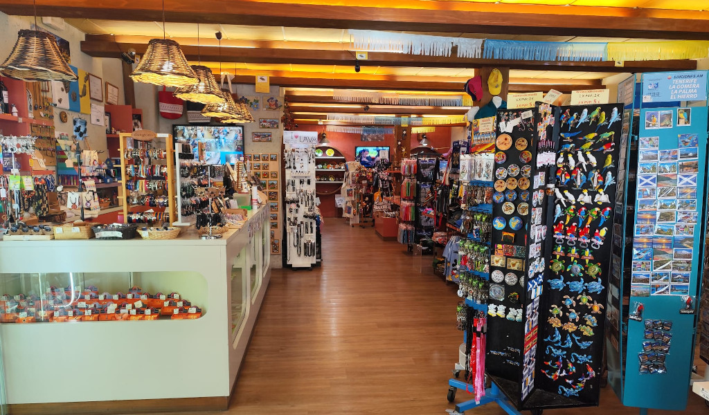 Boutique de souvenirs à Tenerife avec des aimants et des cartes postales exposés.