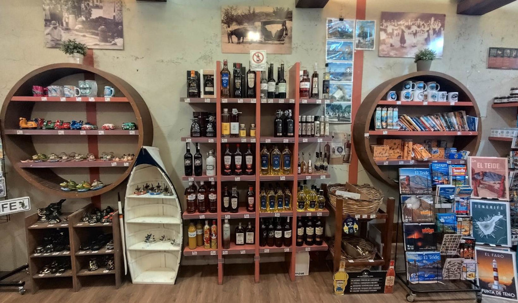 Boutique de souvenirs à Tenerife avec des bouteilles d’alcool et des cartes postales d’El Teide.