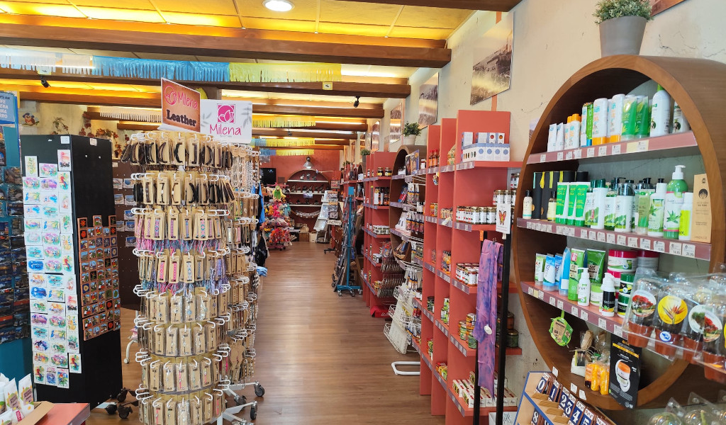 Boutique de souvenirs et produits locaux à Tenerife avec des étagères pleines d’articles.