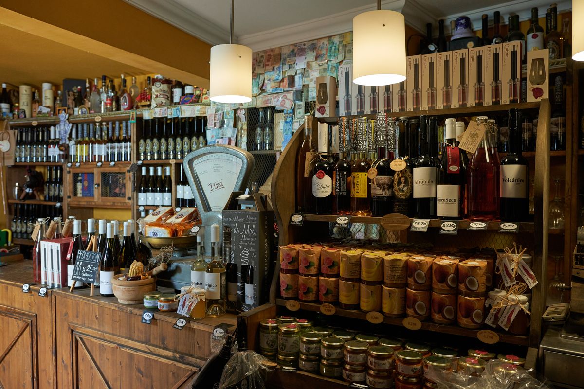 Faites vos achats avec des vins, spiritueux et produits locaux à Garachico, Tenerife.