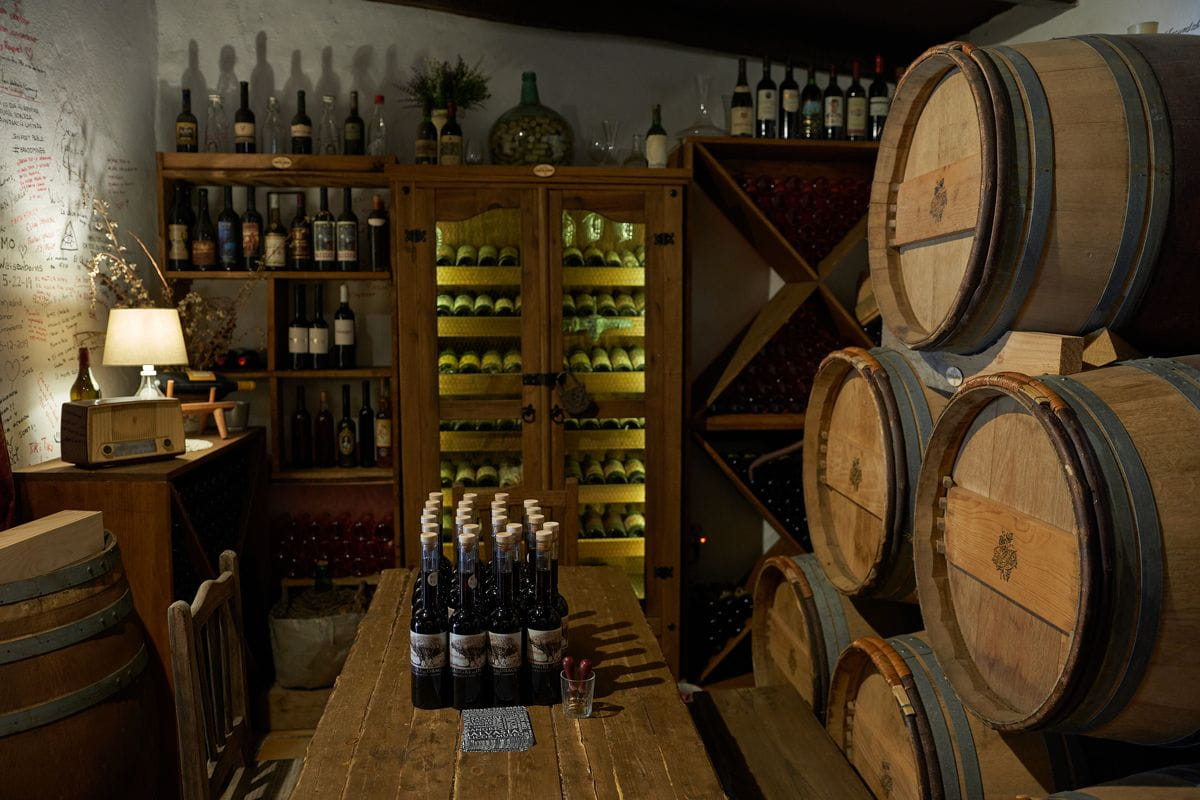 Salle de dégustation avec bouteilles et fûts de vin à Tenerife.