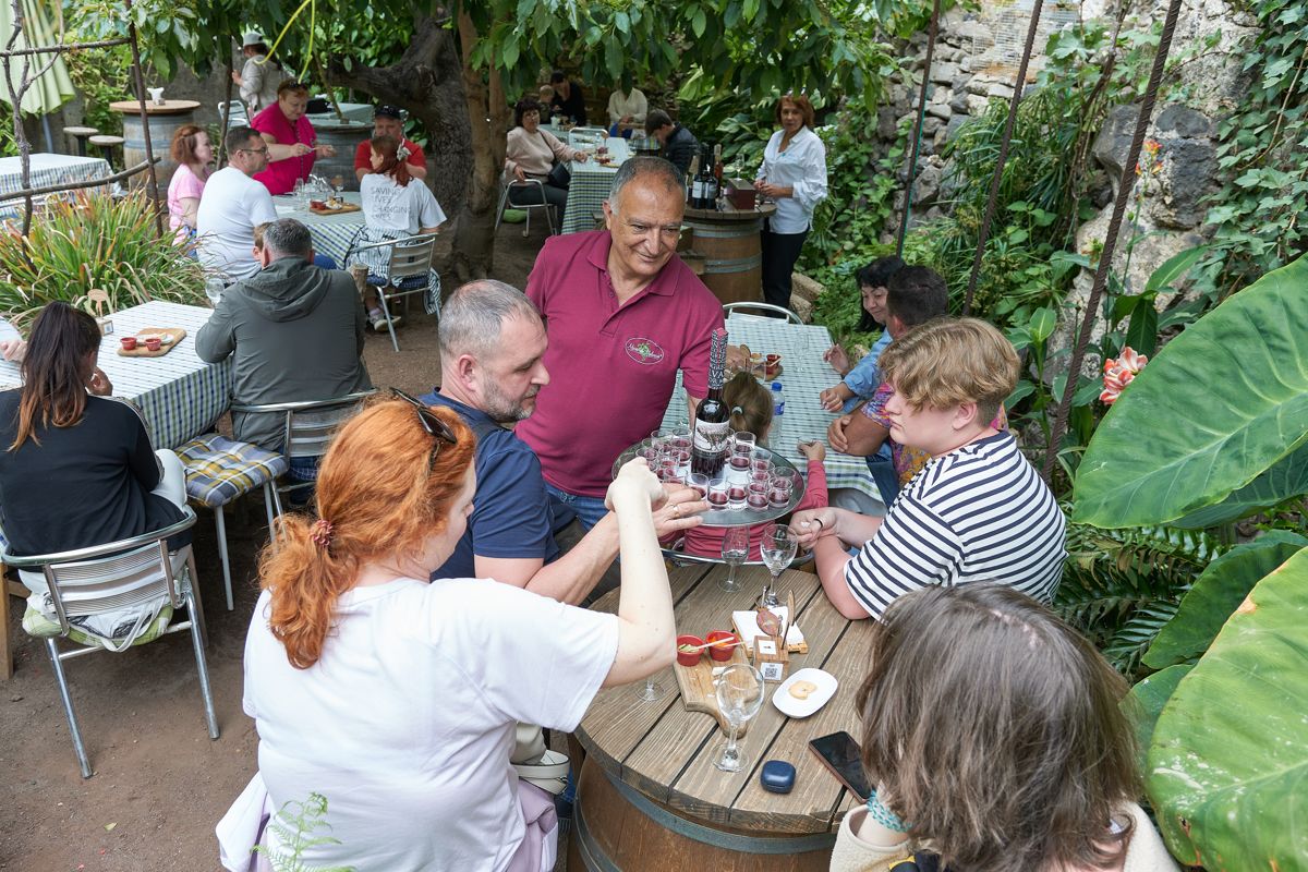 Des gens partageant un verre sur la terrasse d’un restaurant à Tenerife.