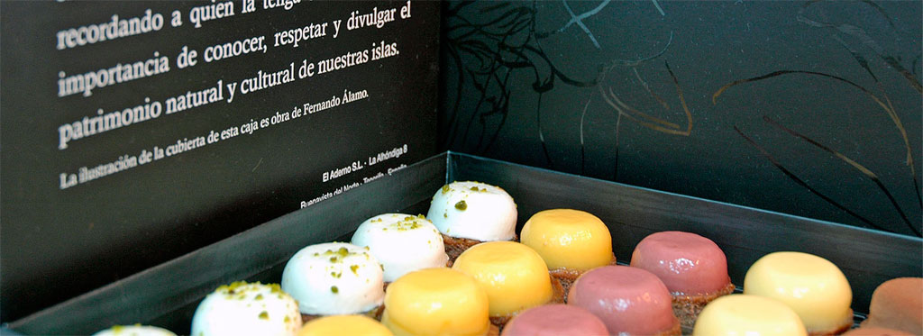 Des bonbons colorés dans une boîte avec du texte sur l’importance du patrimoine naturel et culturel.
