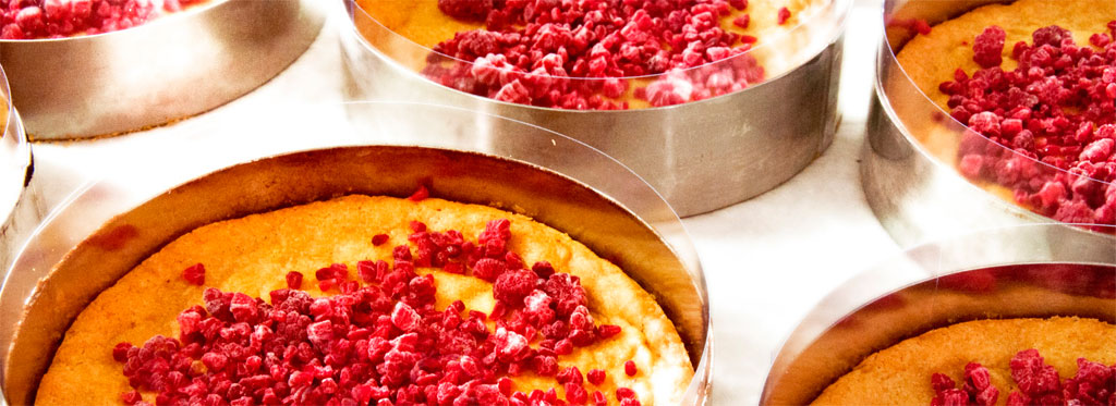 Des pâtisseries rondes recouvertes de framboises dans une boulangerie à Tenerife.