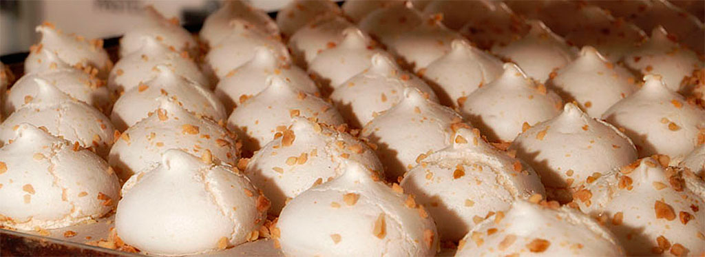 Meringues aux amandes sur un plateau dans une pâtisserie à Tenerife.