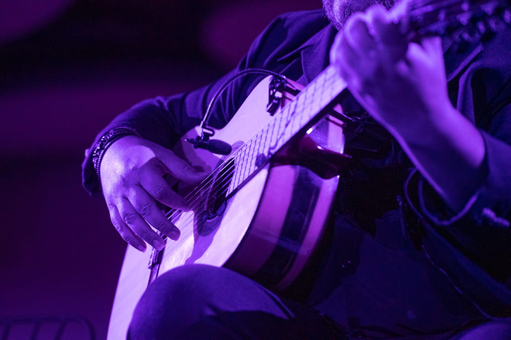 Musicien jouant de la guitare lors d’un concert à Tenerife.