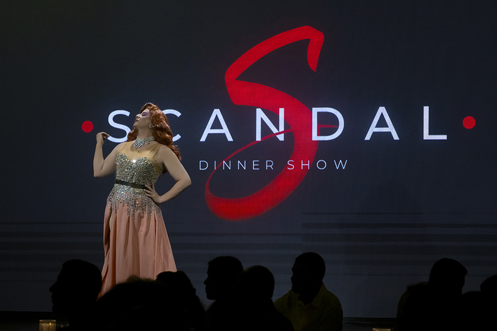 Artiste se produisant sur scène lors du Scandal Dinner Show à Tenerife.