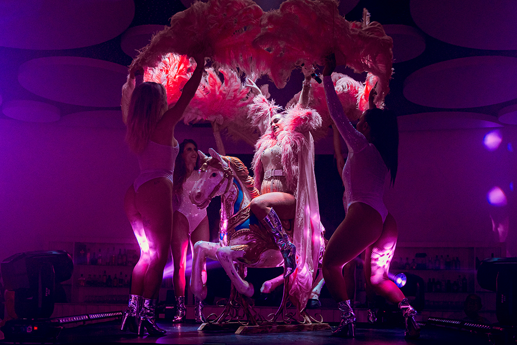Des gens à un spectacle de cabaret dans une boîte de nuit à Tenerife.