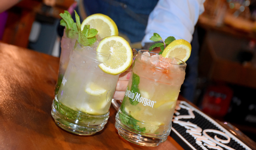 Deux cocktails avec des tranches de citron et de menthe dans des verres Captain Morgan dans un bar à Tenerife.