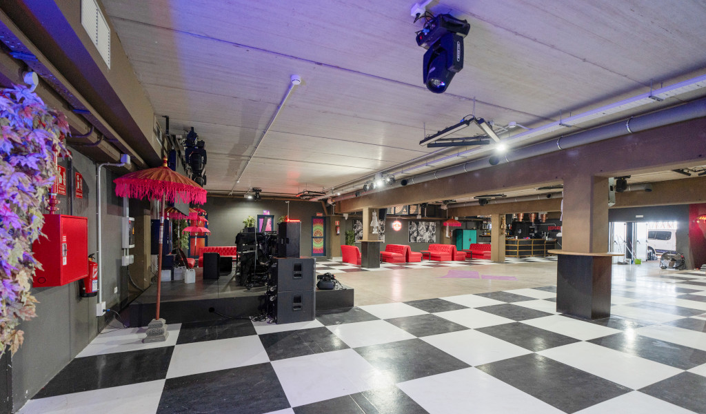 Espace intérieur avec piste d’échecs et scène à Tenerife.