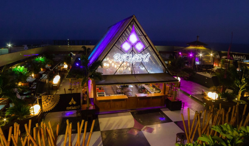 Le Bamboo Lounge & Bar s’illuminait la nuit à Tenerife.