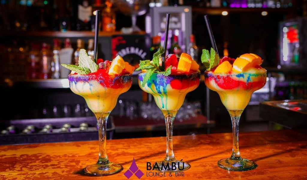 Trois cocktails colorés au bar Bambú Lounge, à Tenerife.