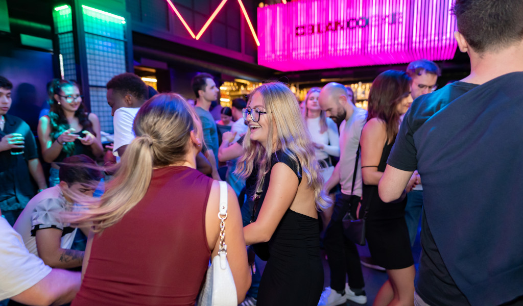Des gens qui socialisent et dansent dans une boîte de nuit éclairée à Tenerife.