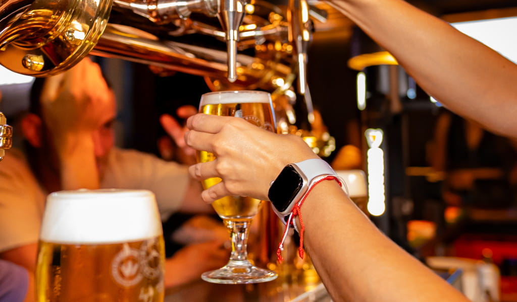 Verser de la bière à la main au robinet dans un bar à Tenerife.